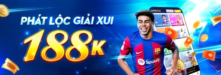 Người chơi đang sử dụng điện thoại di động để chơi game nổ hũ 01win55 trong môi trường thoải mái